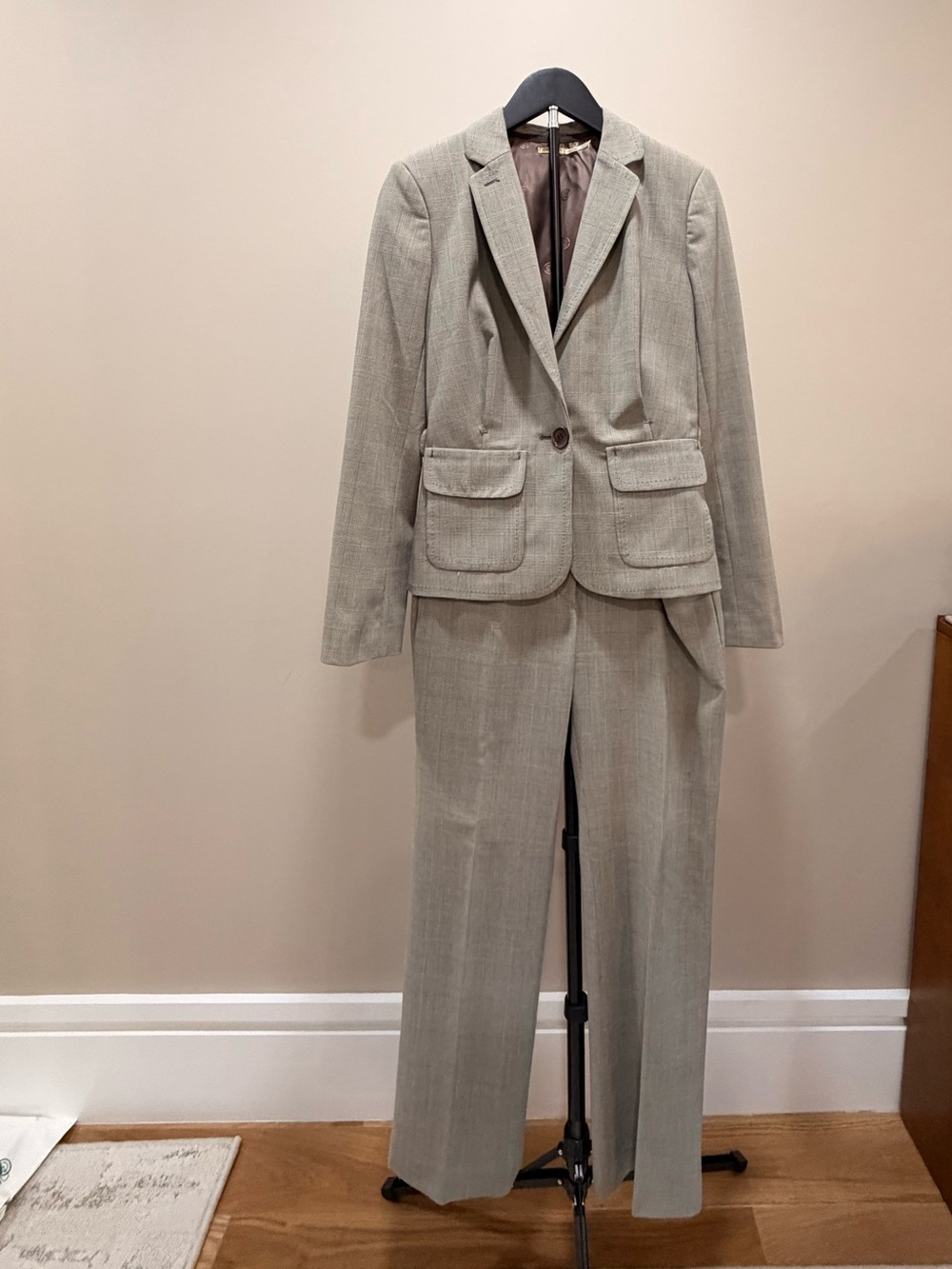 Max Studio Woman’s Light Gray Two-Piece Suit Blazer & Trousers